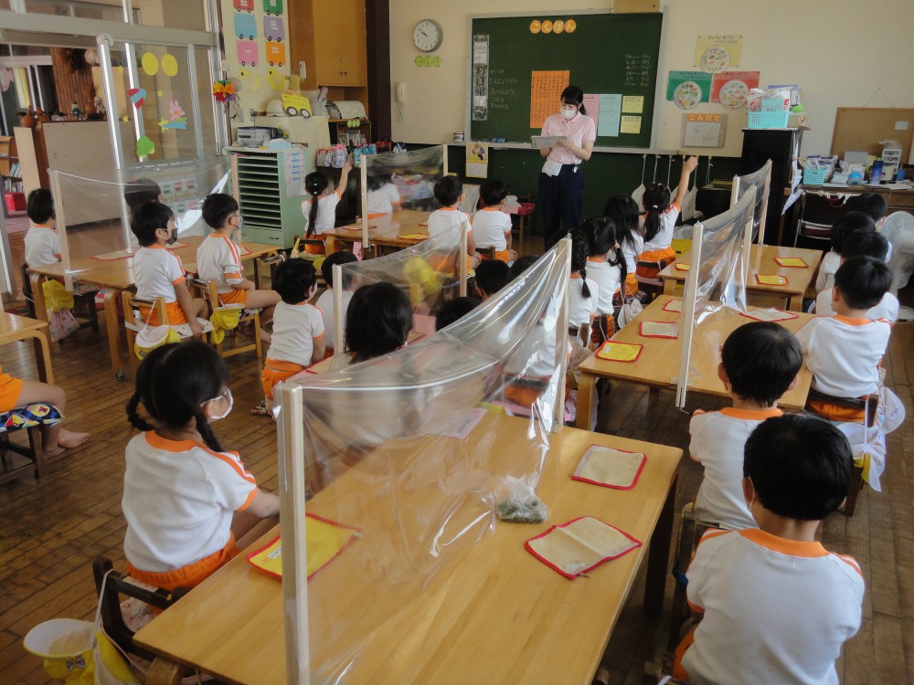 教室ではパーテーションで飛沫防止をしています。