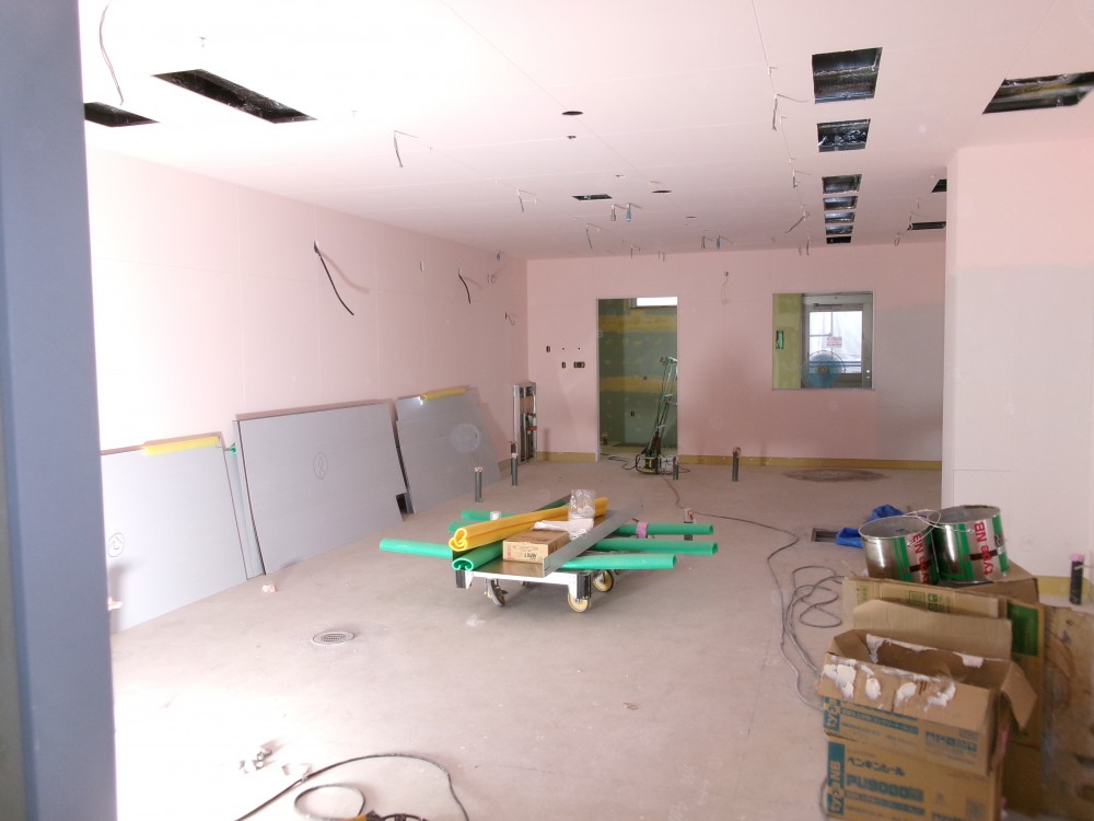 給食室の壁がピンク色になっていました。
今使用している機材も使いますが、新しい機材も入ります。
おいしい給食お願いします！
廊下から調理中の給食室ものぞける窓もあります。人気スポットになりそう。