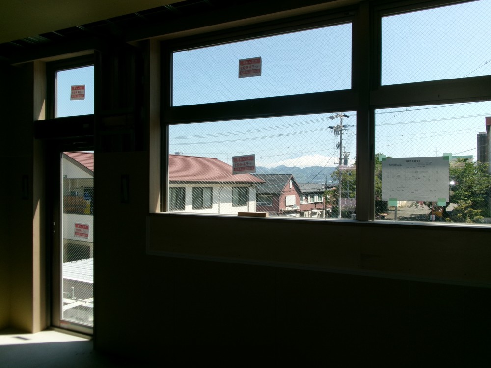 年中のお部屋から見える景色　　　
３クラスとも、窓から富士山が見えます。
（写真が暗くてすみません）